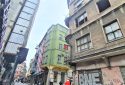 Beyoğlu Nevizade’nin Bir Arka Sokağında 250m² 5 Katlı 2 Dükkanlı Köşe Bina