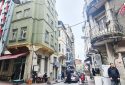 Beyoğlu Nevizade’nin Bir Arka Sokağında 250m² 5 Katlı 2 Dükkanlı Köşe Bina