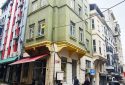 Beyoğlu Nevizade’nin Bir Arka Sokağında 250m² 5 Katlı 2 Dükkanlı Köşe Bina