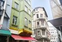 Beyoğlu Nevizade’nin Bir Arka Sokağında 250m² 5 Katlı 2 Dükkanlı Köşe Bina