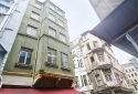 Beyoğlu Nevizade’nin Bir Arka Sokağında 250m² 5 Katlı 2 Dükkanlı Köşe Bina